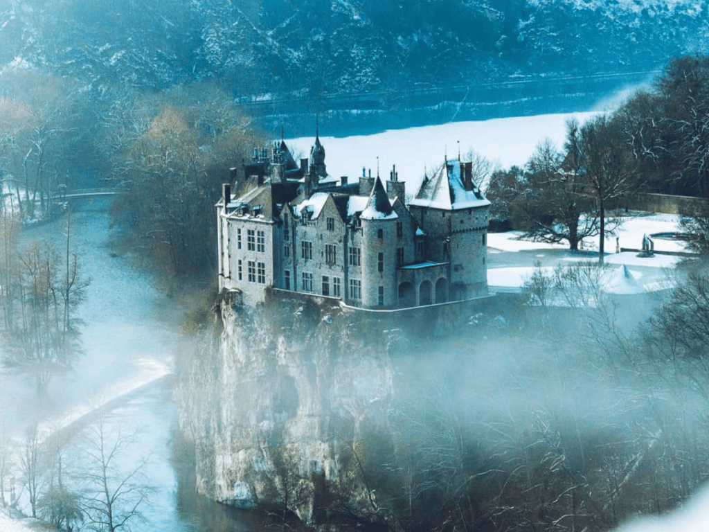 Cet incroyable château à flanc de rocher est surnommé le Neuschwanstein belge