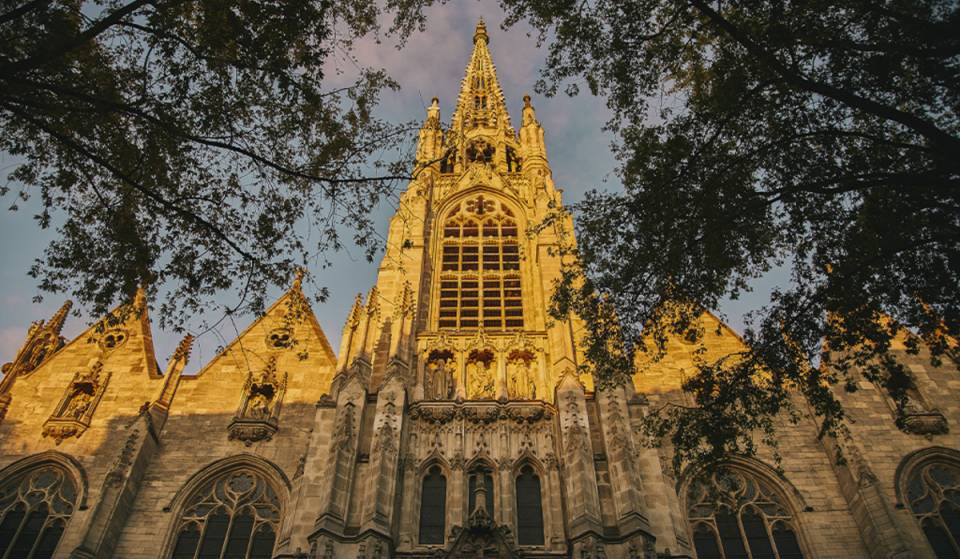 Ce monument historique de Lille  du XIVe siècle à été sauvé d&rsquo;un incendie criminel ect dévoile son intérieur gothique rare ainsi qu&rsquo;un vitrage secret
