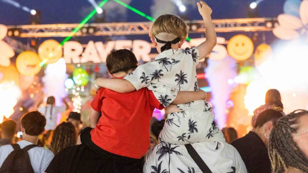 Photo d'enfants sur les épaules d'adultes pour un festival