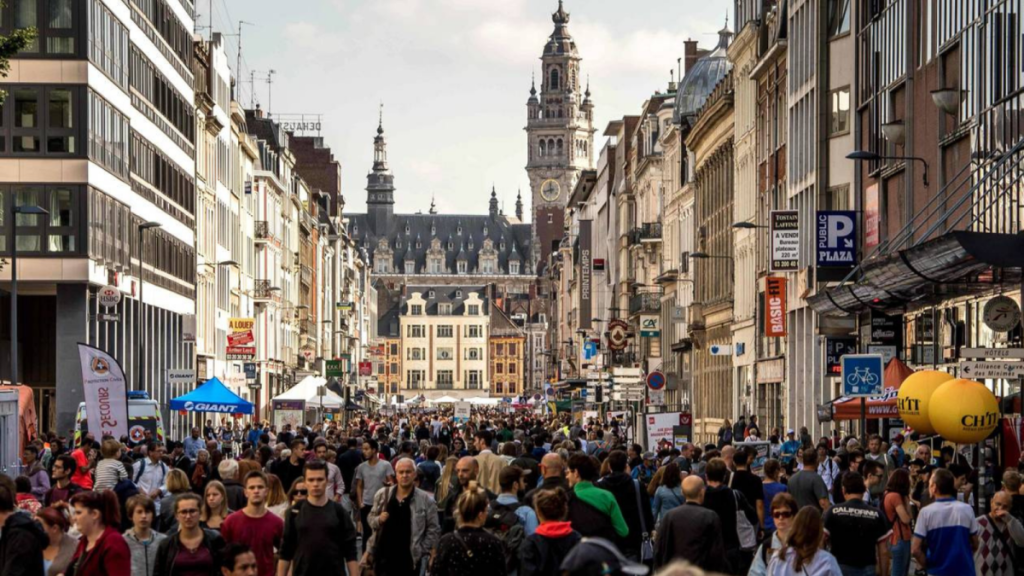 À la Braderie de Lille, un quiz fait gagner des maillots dédicacés par les équipes sportives emblématiques de la ville 