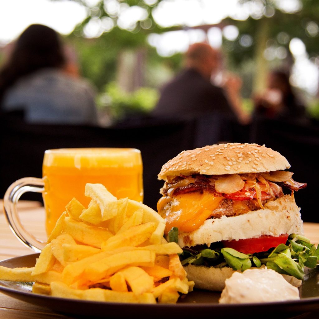 Uma Rede De Hamburgueria Tem Três Franquias Em Cidades Distintas