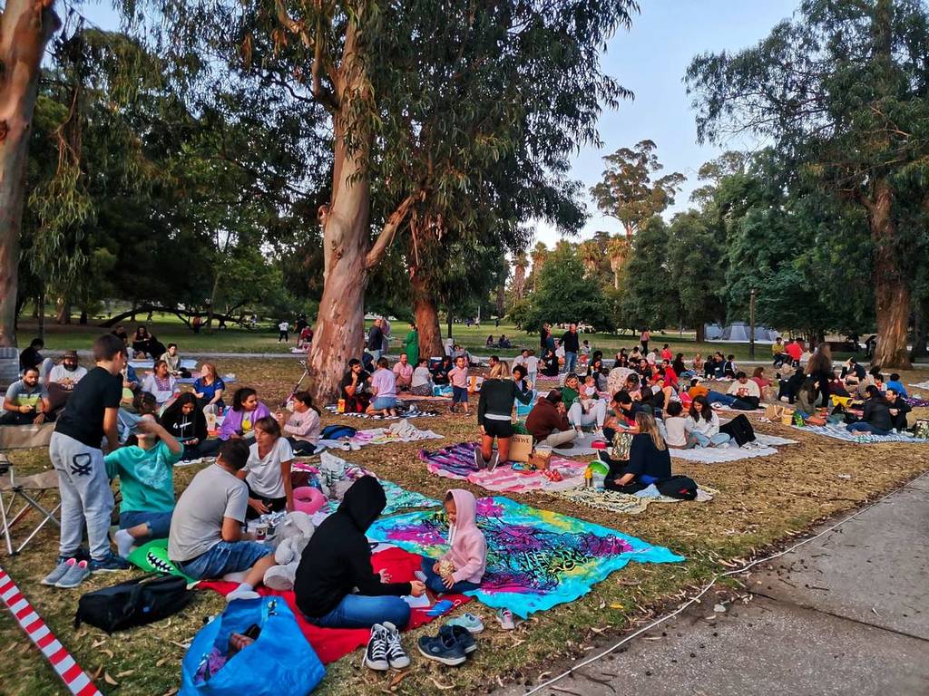 pessoas a verem cinema ao ar livre na quinta das conchas