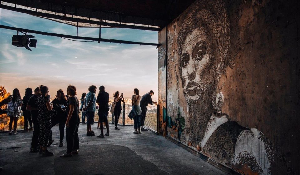 Este mural de Vhils tem vista para a cidade