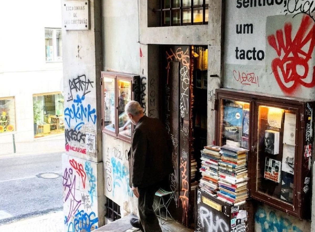 Simão Mundo Sítios insólitos em Lisboa: Livraria do Simão, uma das mais pequenas do ...