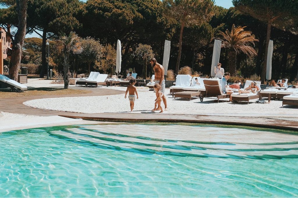 persone in piscina a lisbona