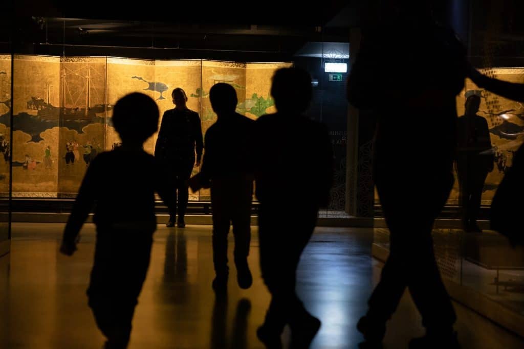 pessoas a visitar o museu do oriente