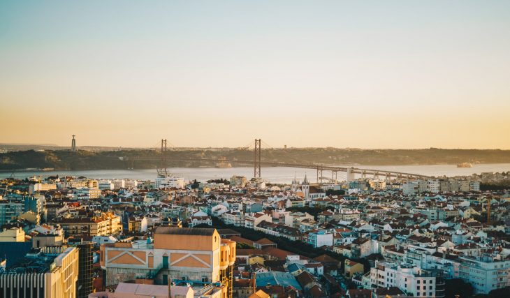 A 174 metros de altura ou no último piso da Pollux: 5 miradouros não oficiais para beber um cocktail de fim de tarde com a “melhor panorâmica de Lisboa” (inclui 1 extra)