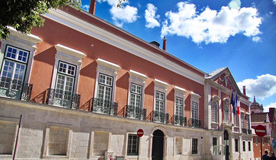 Só uma vez por ano: a Embaixada de França abre as portas do seu palácio em Lisboa (e a visita é grátis)