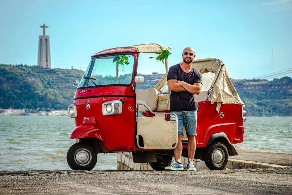 Marlon, proprietario dell'agenzia di viaggi tuk tuk a Lisbona