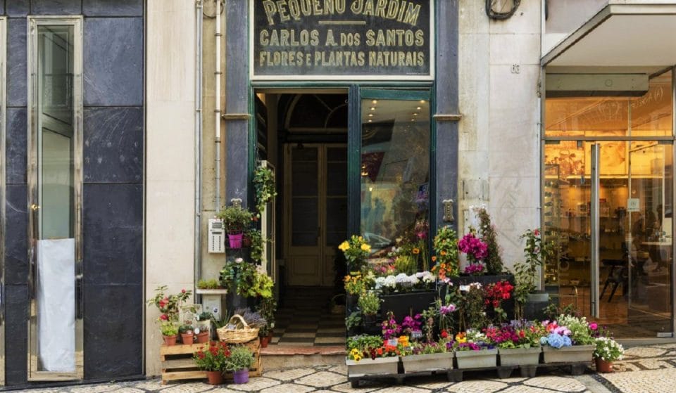 Pequeno Jardim, uma florista minúscula, mas cheia de flores