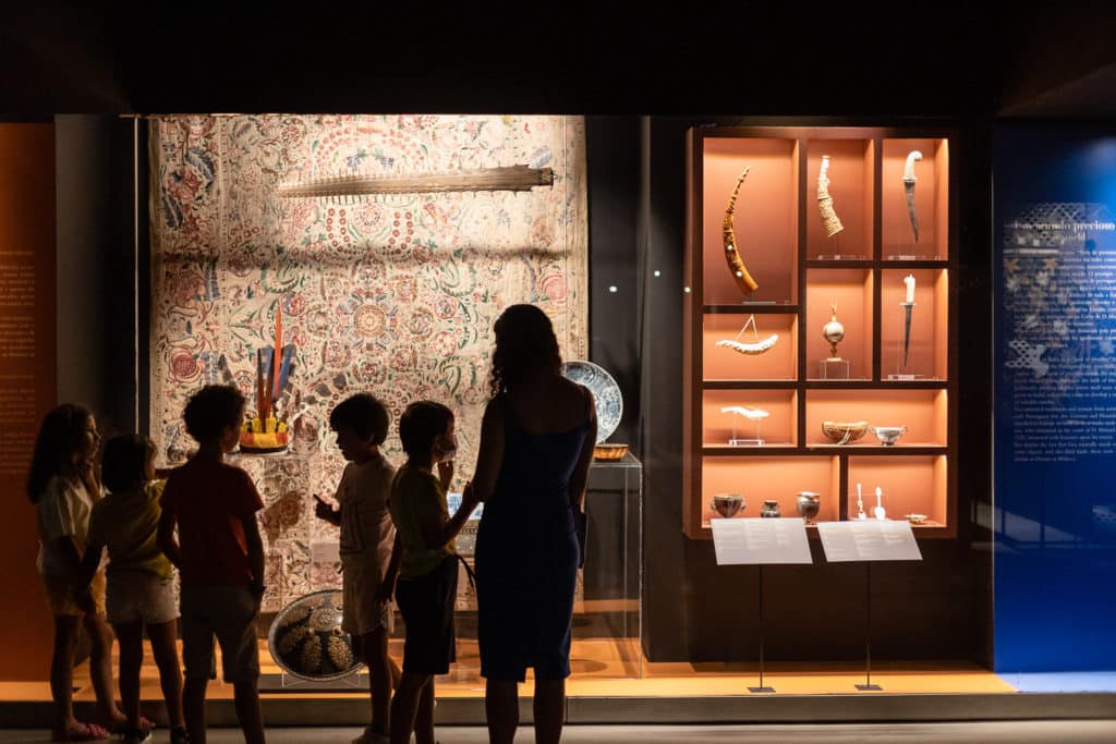 des enfants visitent le musée de l'Orient
