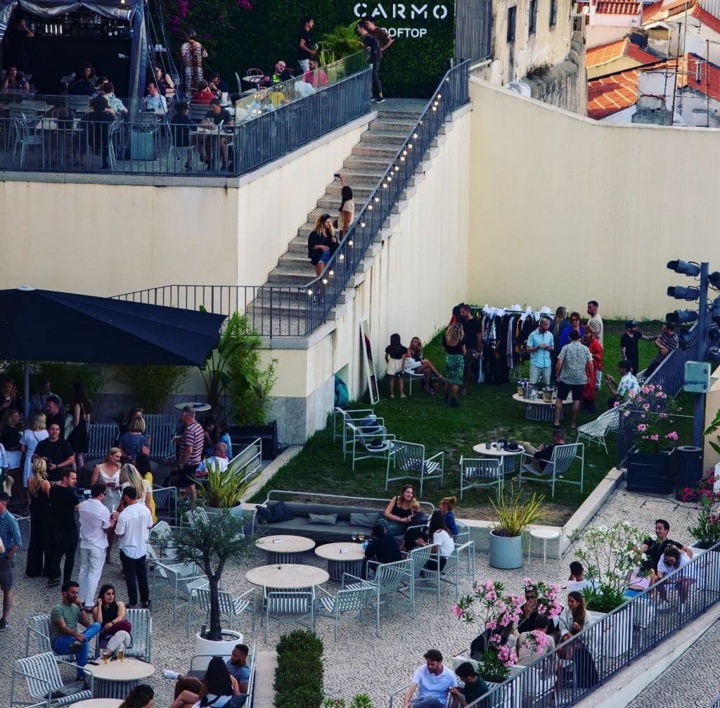 des gens sur le rooftop du Carmo à Lisbonne