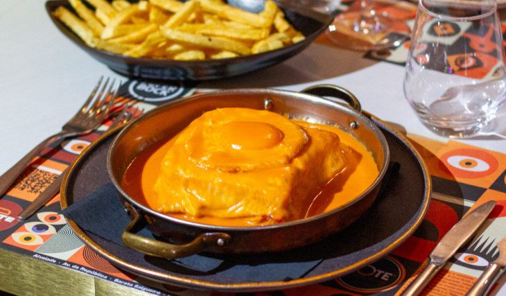 Não precisas de viajar até ao Porto para encontrar o molho perfeito: estes 7 restaurantes escondem as francesinhas mais cobiçadas de Lisboa, com opções a partir de 9,80 euros