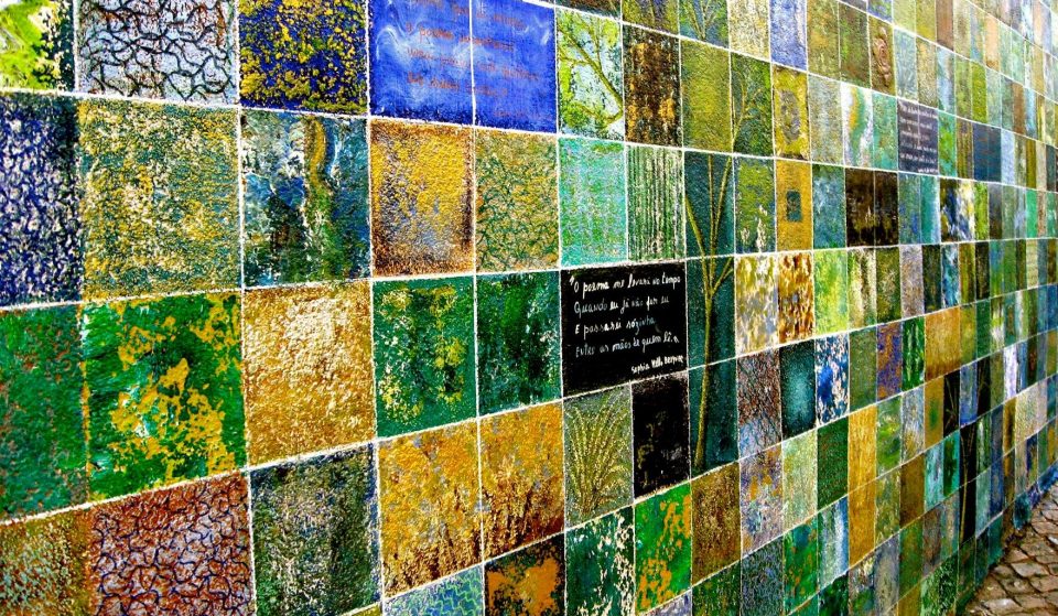 Há um mural de homenagem a Sophia de Mello Breyner no bairro da Graça