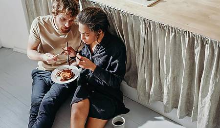 pessoas a comerem panquecas com chocolates