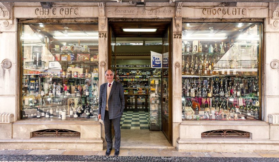 Casa Macário, as garrafas cobertas de pó comprovam a história