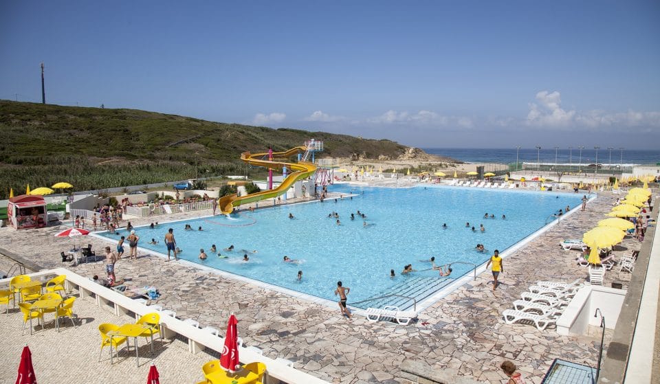 Un remanso de agua salada a 40 minutos de Lisboa: descubre esta piscina oceánica con toboganes y el mar como telón de fondo