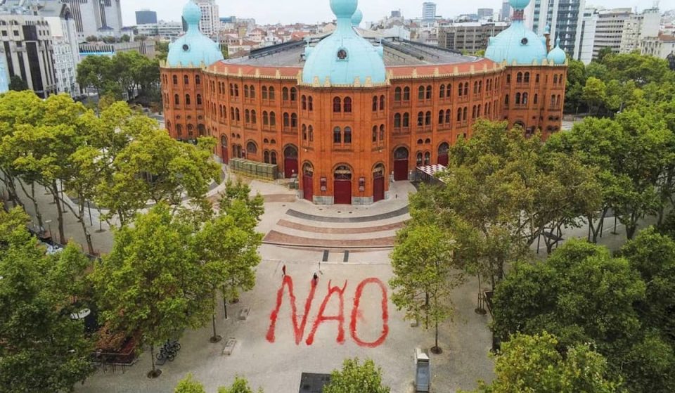 Manifestação contra as touradas pinta a palavra “não” junto ao Campo Pequeno