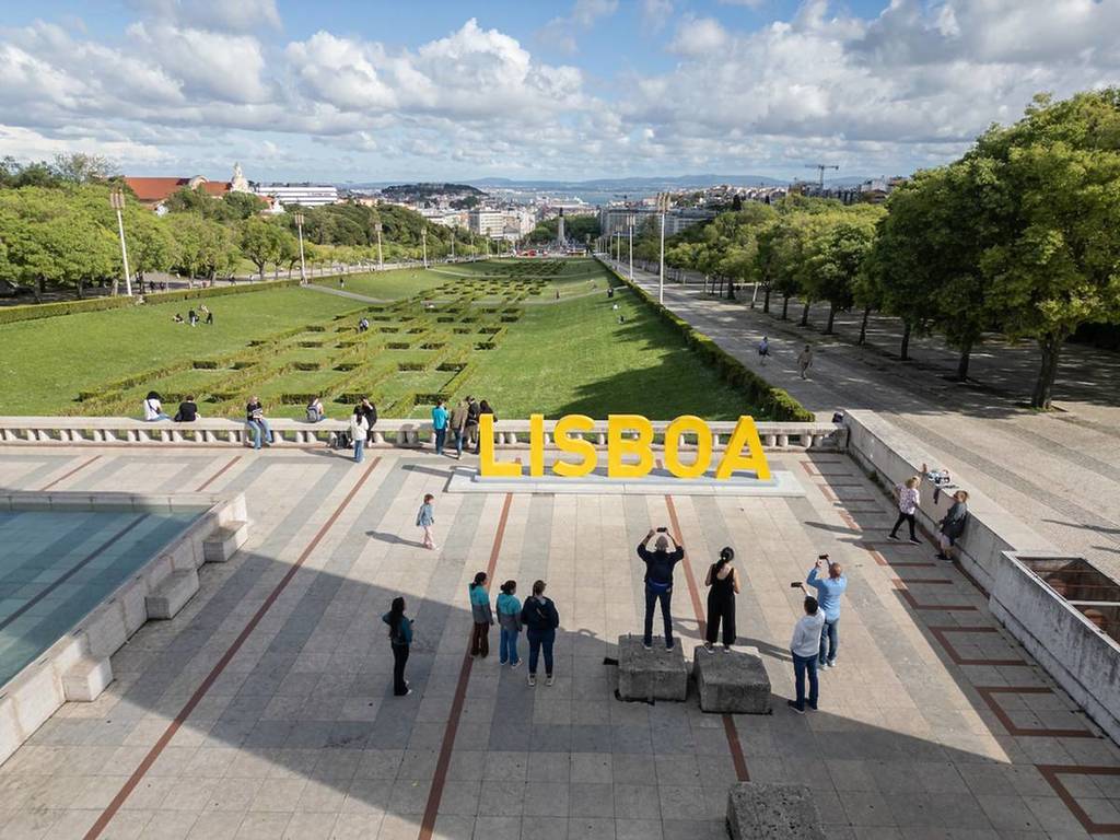 Menschen auf dem Dach des Parque Eduardo VII, Wochenende in Lissabon