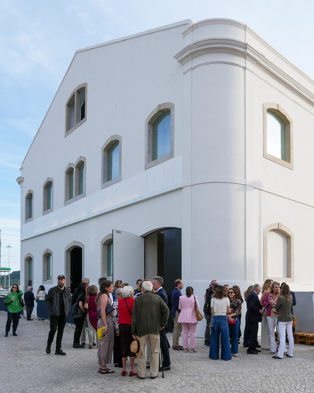 pessoas no exterior do Pavilhão Júlio Sarmento