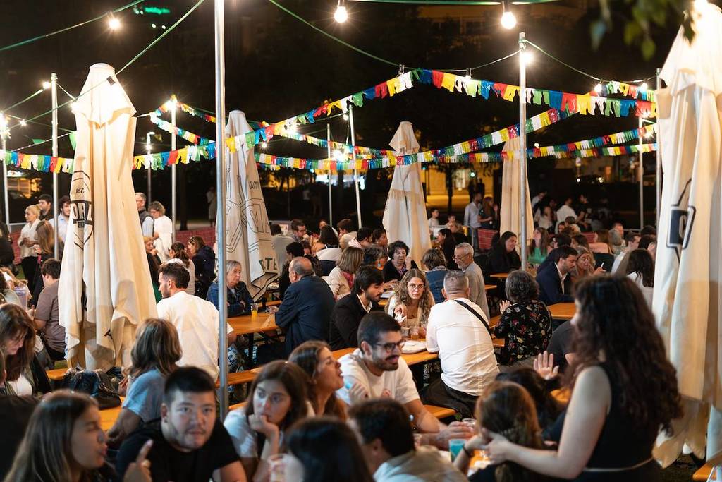 gente en el festival gastronómico de Madeira, fin de semana en Lisboa