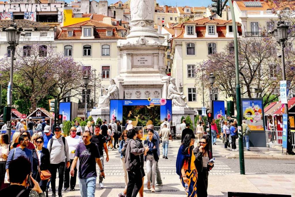 pessoas a passear no rossio, baixa de lisboa ao fim de semana