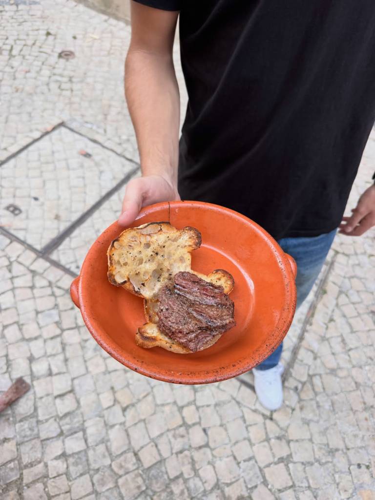 pessoa com prego no pão no restaurante Varina da Madragoa