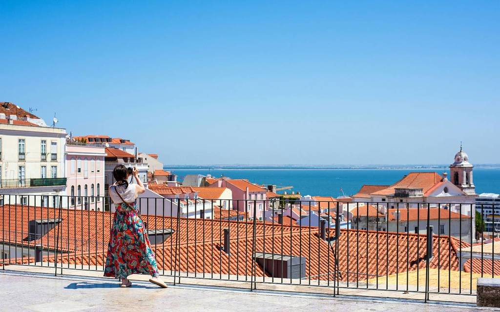 mulher num miradouro em lisboa, fim de semana