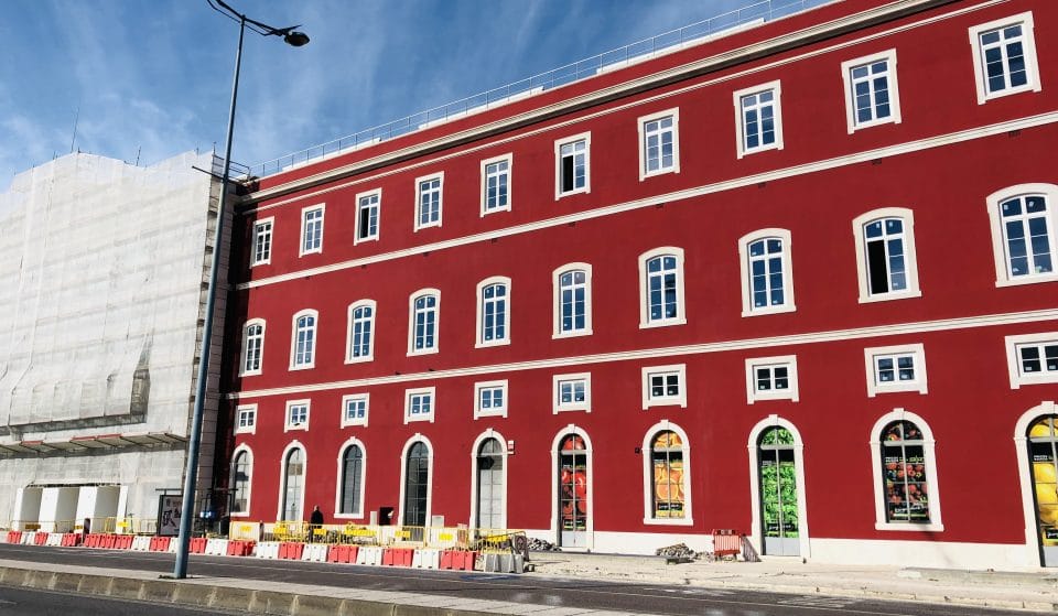 O vermelho escuro volta a ser a cor da Estação de Santa Apolónia