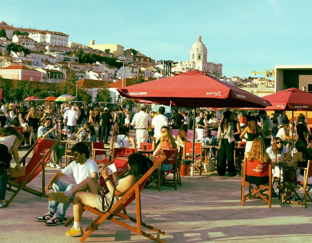 pessoas na esplanada à tarde no evento night stories