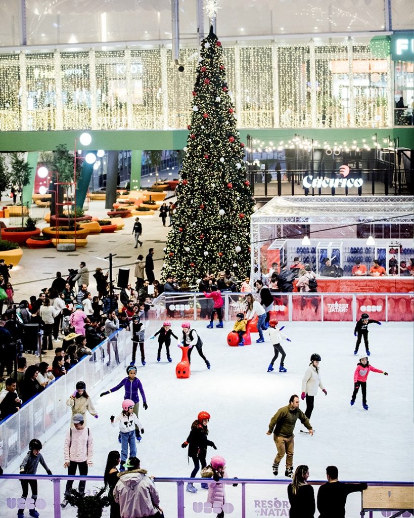 crianças a patinar numa pista de gelo