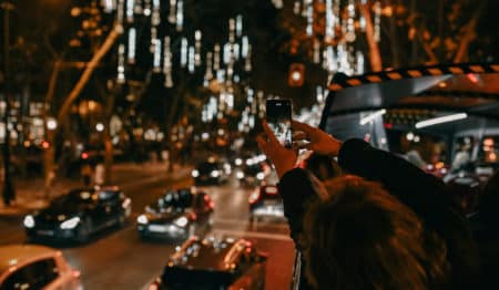 pessoas a tirar fotografias às luzes de natal no X-Mas Bus da Cityrama em Lisboa