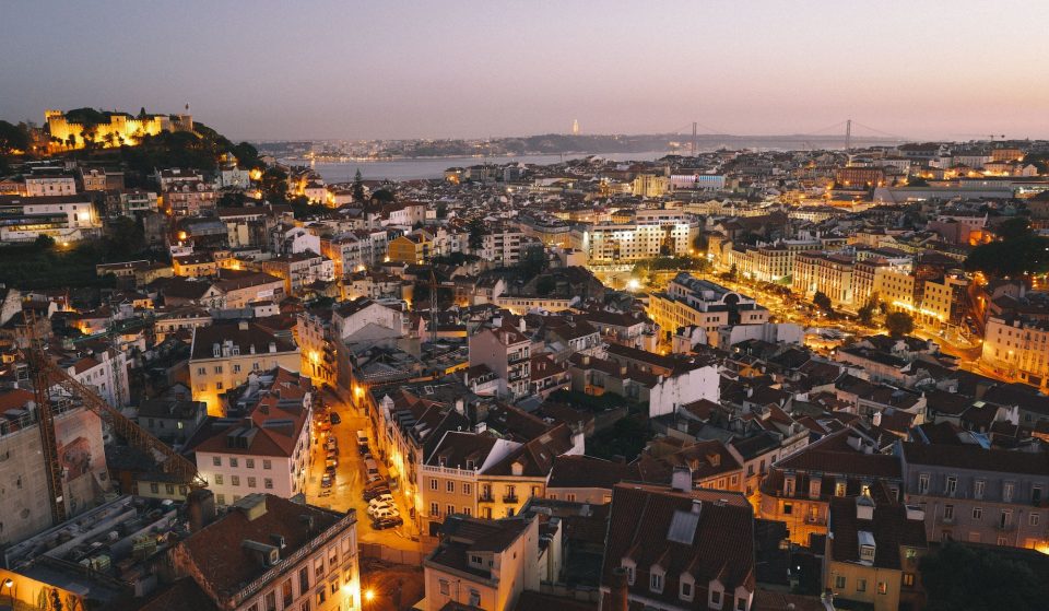 Esta caminhada leva-te a ver as luzes de Natal em Lisboa a partir dos miradouros
