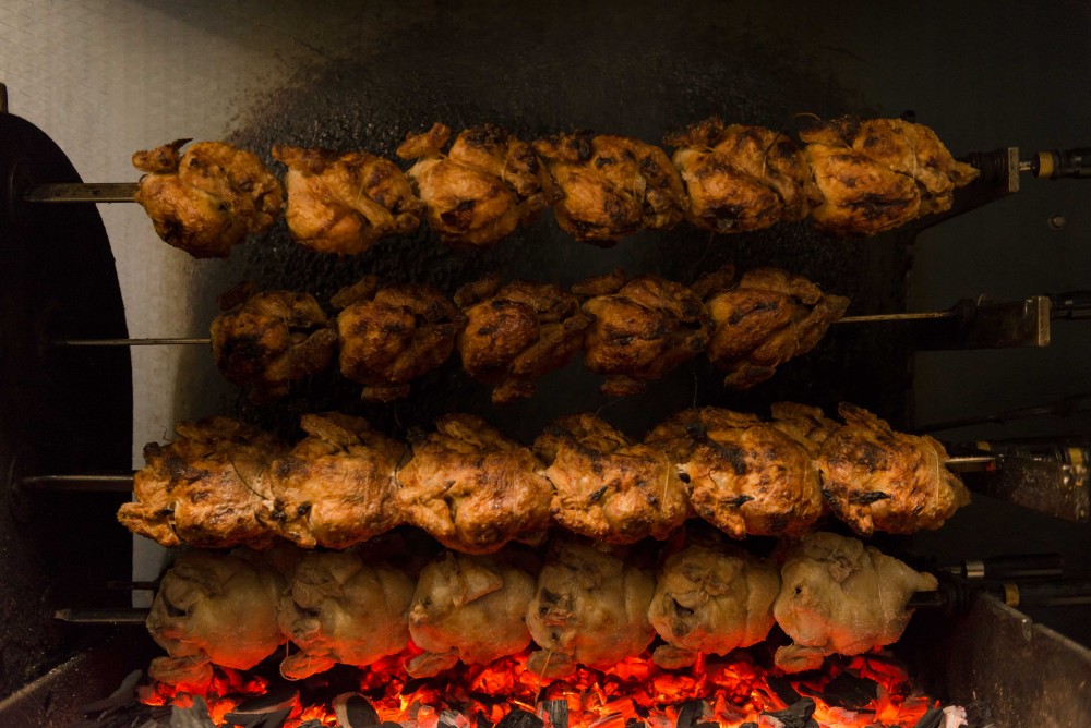 frango à piri-piri no restaurante bonjardim, grelhador a carvão