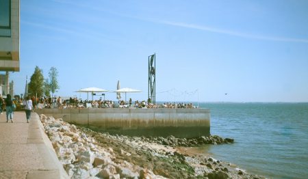 pessoas na esplanada da ribeira das naus em lisboa