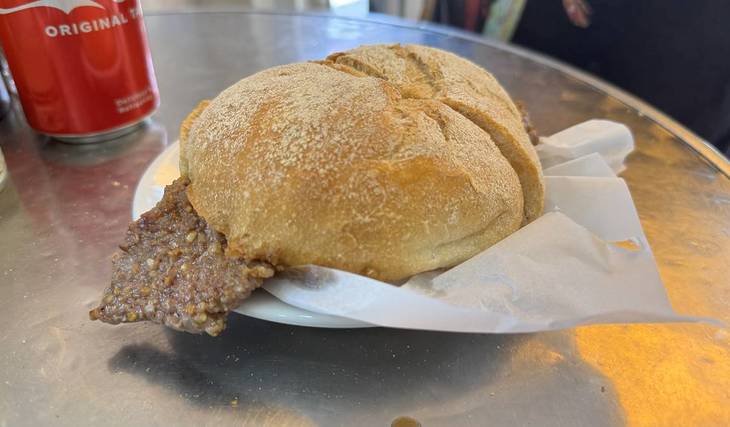 Os 10 sítios em Lisboa onde podes provar os melhores pregos no pão, bem &#8220;martelados&#8221; e cheios de alho, como se quer