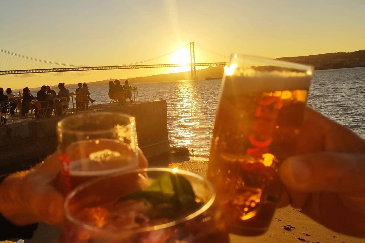 De terraços panorâmicos a refúgios à beira-rio: descobre os lugares imperdíveis (e gratuitos) para assistir ao pôr do sol perfeito em Lisboa