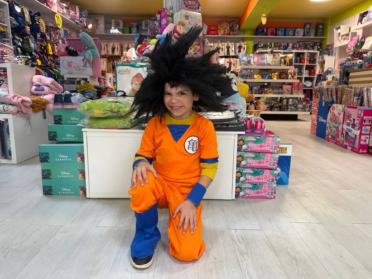 enfant déguisé en personnage de Dragon Ball dans le magasin de masques So Tiny