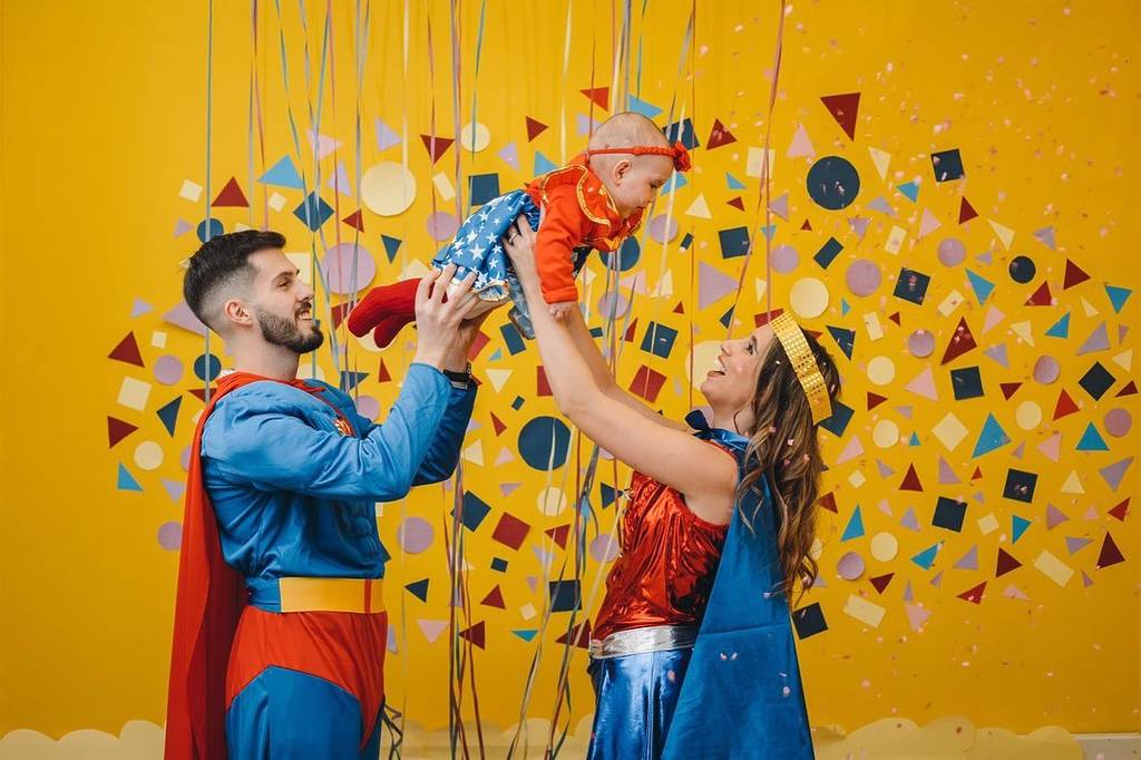 couple et bébé déguisés en super-héros pour le carnaval