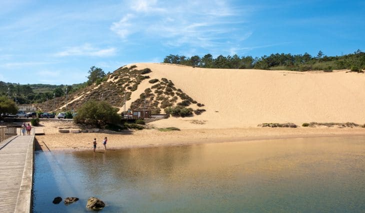La duna di Salir do Porto, alta circa 50 metri, è la più grande del Paese, a poco più di un&#8217;ora da Lisbona.