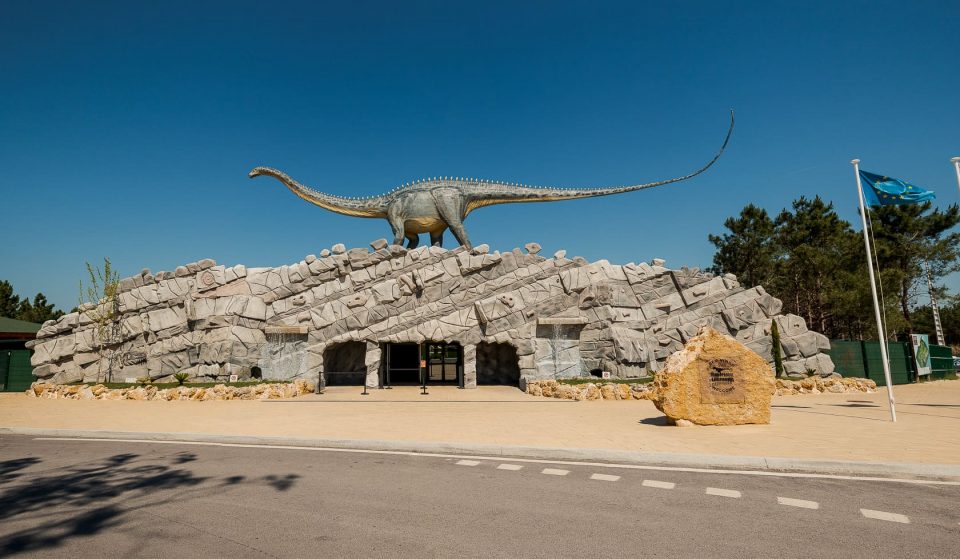 Há uma nova espécie de dinossauro em exposição no Dino Parque