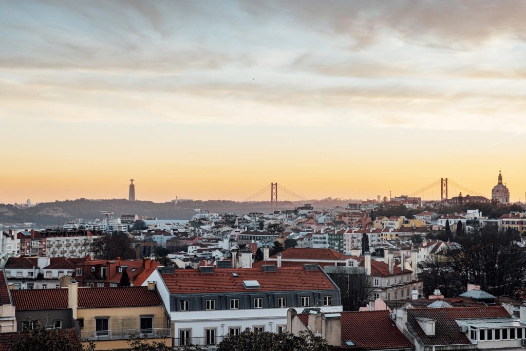 vista para a ponte e para o tejo a partir do rooftop do mama shelter lisboa