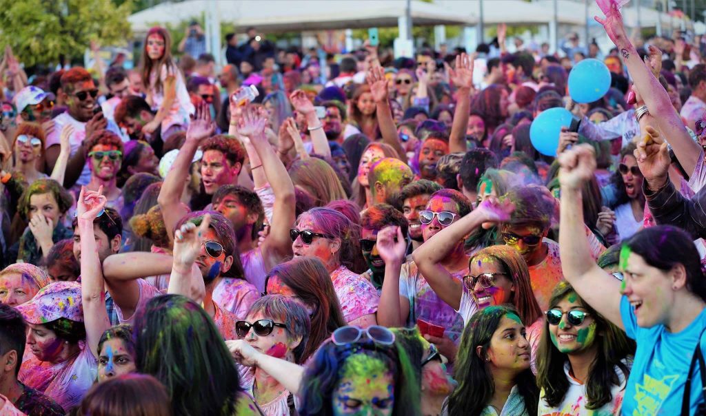 persone alla festa bollywood holi a martim moniz a lisbona