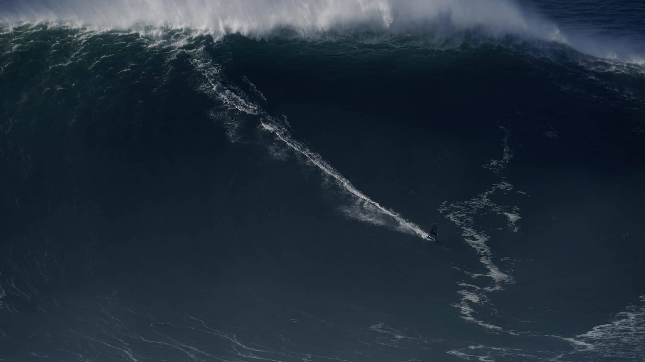 surfista Sebastian Steudtner a surfar a onda com o novo recorde mundial com uma onda de 26,21 metros