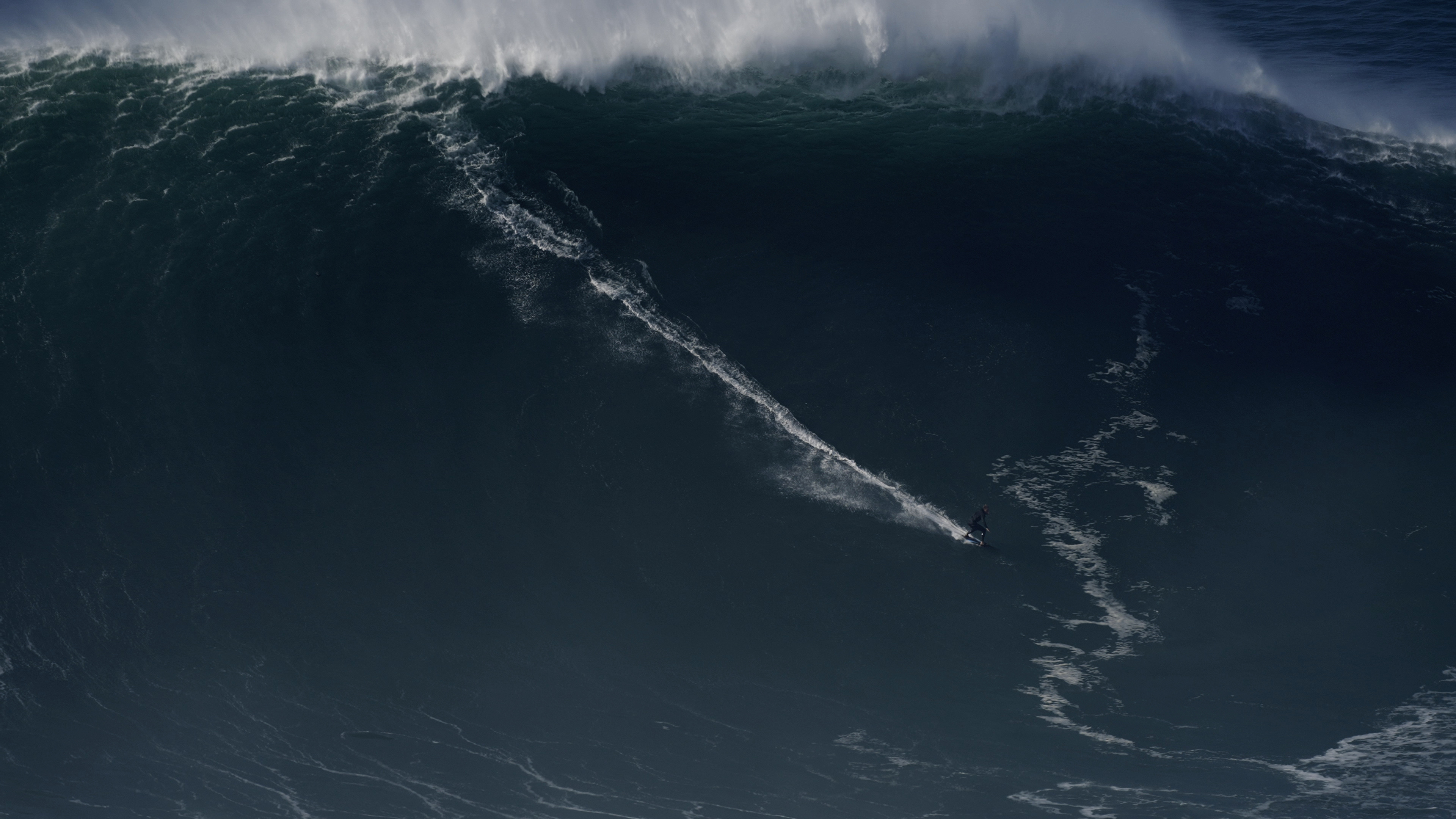 surfista Sebastian Steudtner a surfar a onda com o novo recorde mundial com uma onda de 26,21 metros