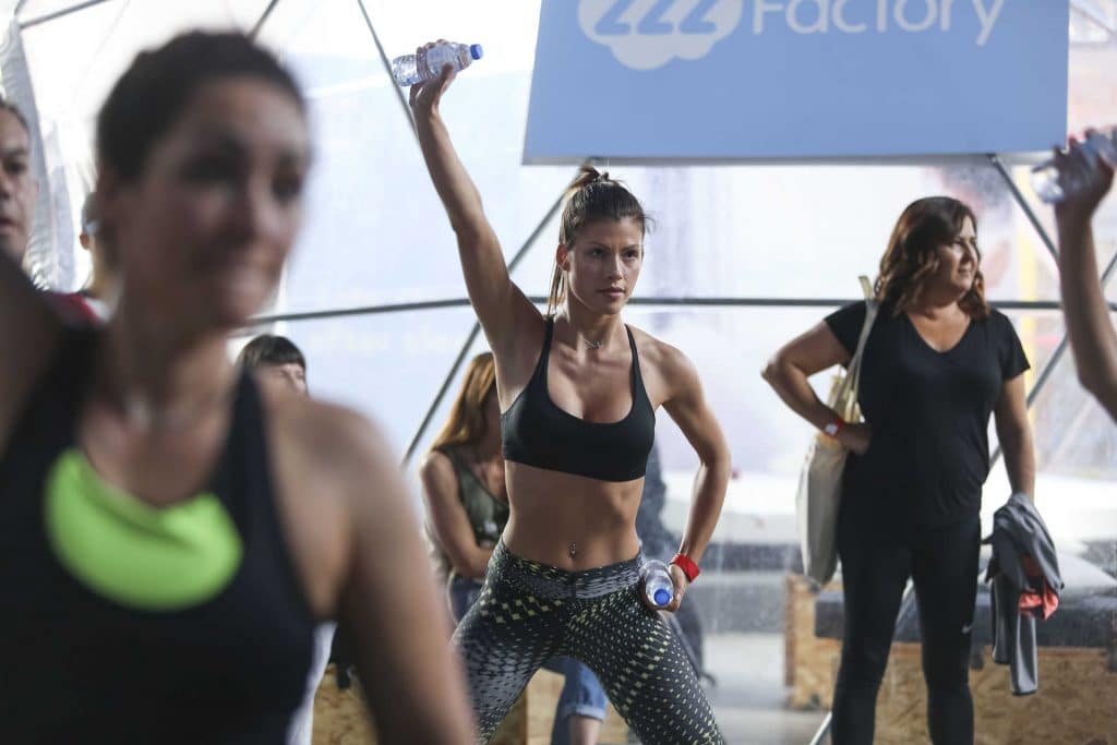 mulher a praticar exercícios físicos no evento health fest
