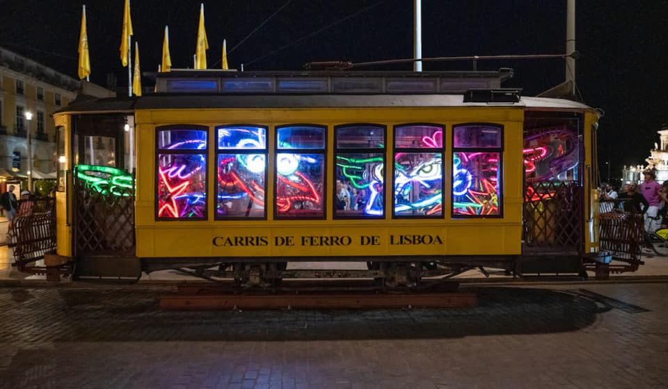 Este elétrico está a iluminar a Praça do Comércio