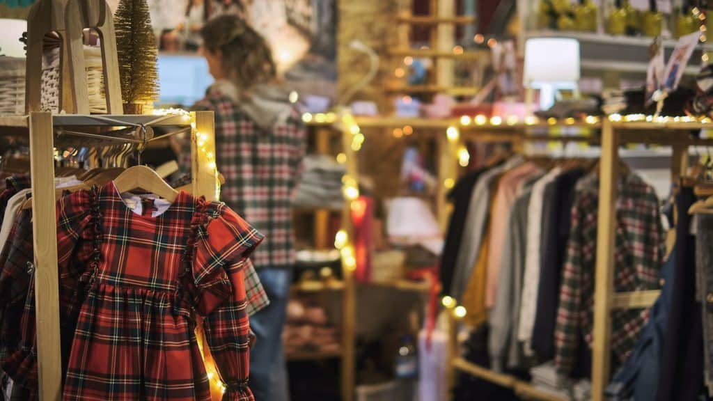 compra de roupa na área de presentes no mercado de natal no campo pequeno