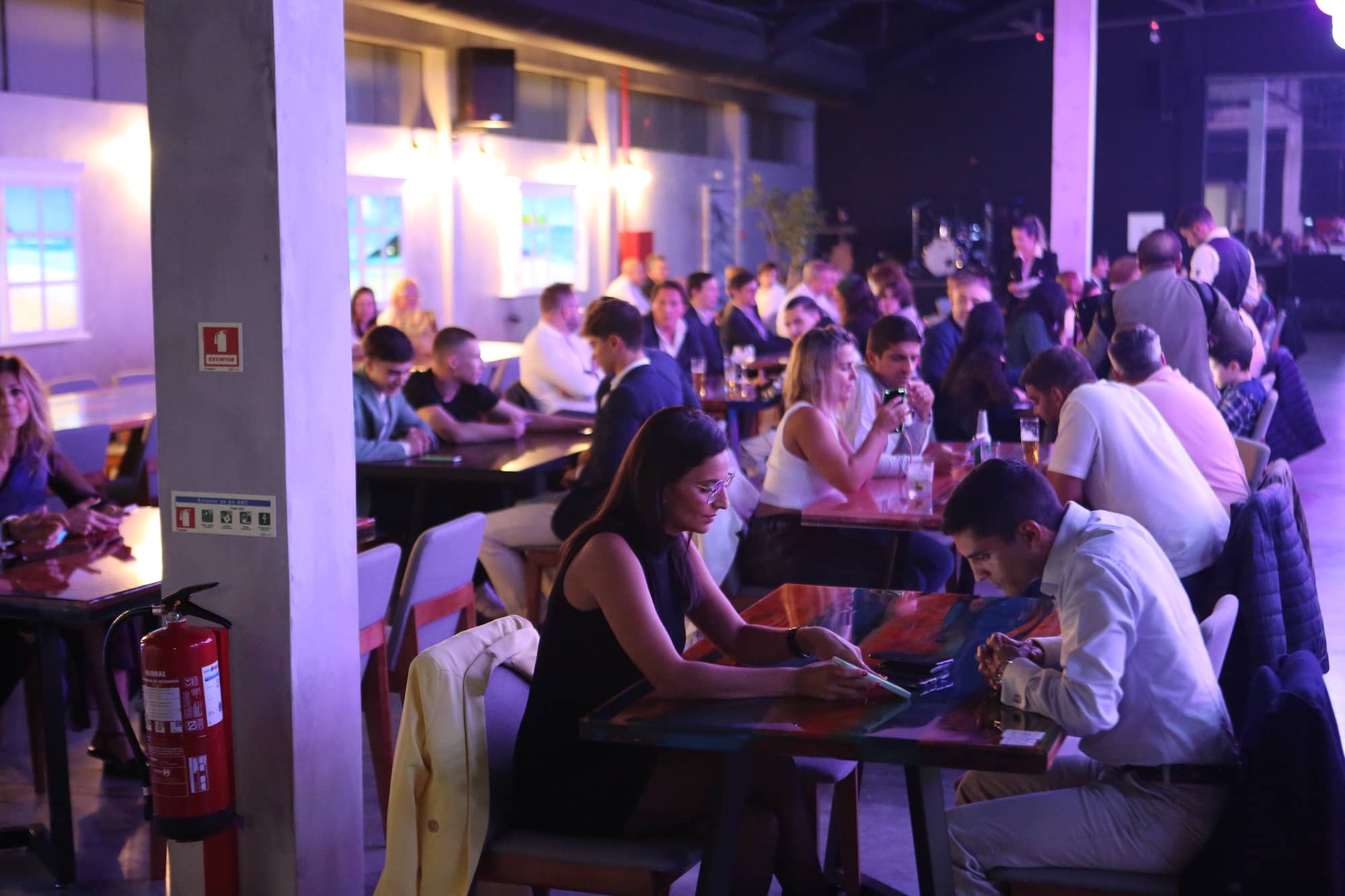 pessoas a jantar no restaurante estação menina bonita