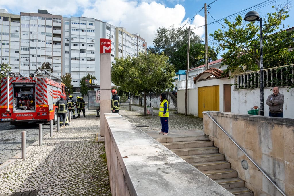 Eingang zur U-Bahn von Lissabon mit Feuerwehrleuten